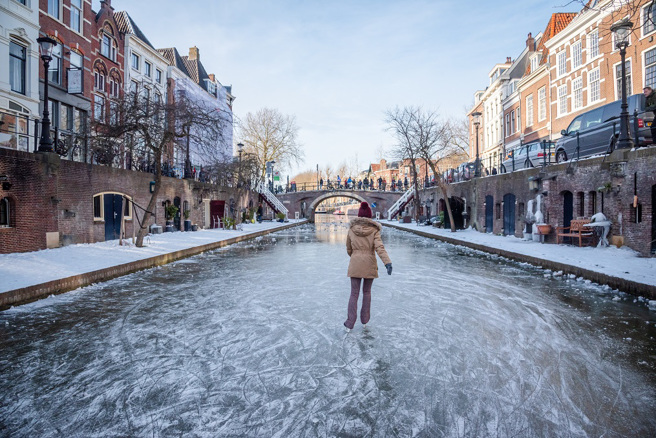 美国女子因为误信导航，竟把车子开上结冰运河，最终整台车压破冰层、沉入河中。(示意图/达志影像)