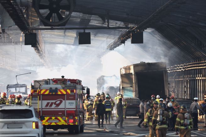 由于事故规模相当大，警消总共分为两阶段进行灌救，前后出动94辆消防车、219名消防人员，报告指出，45辆汽车卡在隧道内被烧毁，大部分死者都是被活活烧死在车内或周围，因大火和浓烟而无法脱身。(图/路透社) 
