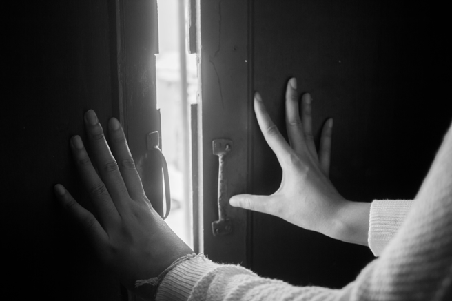 女网友称男友今年9月过世，男友9月才刚租屋，已预缴1年管理费和3个月房租，男友父母近日回到租屋处发现门锁已换，屋内一切物品遭丢弃。（示意图/shutterstock）