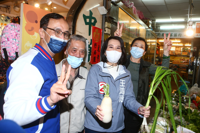 国民党主席朱立伦（左1）29日陪同党籍立委补选候选人王鸿薇（右2）到晴光市场扫街拜票，会前接受媒体联访，针对民调垫底，朱立伦表示，最重要的目标是国民党强，国民党候选人强最重要，今天他作为总教练最重要的目标，就是王鸿薇当选，「你要骂都骂朱立伦，支持都支持王鸿薇」。（邓博仁摄）