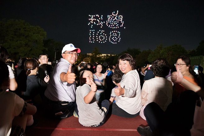 无人机秀出「科学168」，市长黄敏惠讚赏科技生活很精采。(图／嘉义市政府教育处提供)


