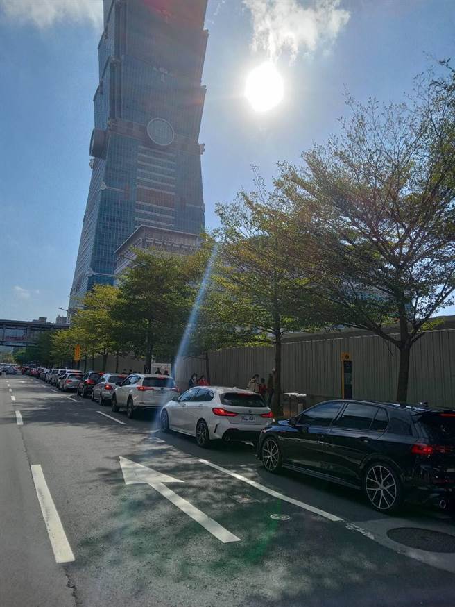 元旦连假警方预期将有大量人车进入信义区商圈。(翻摄照片／林郁平台北传真）