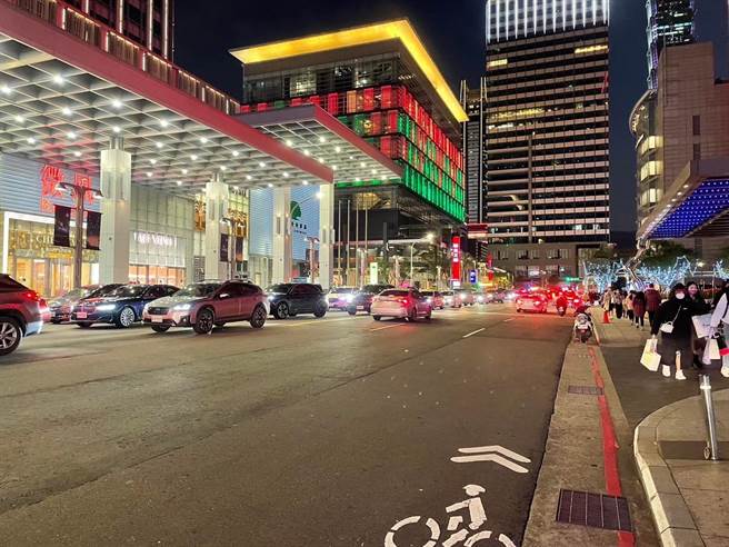 元旦连假警方预期将有大量人车进入信义区商圈。(翻摄照片／林郁平台北传真）
