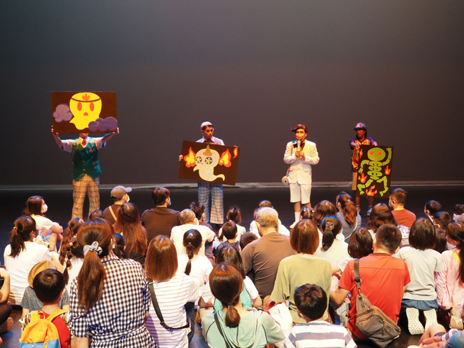 嘉义县表演艺术中心2011年开始自制「游园戏梦─环境剧场导览演出」，是学子剧场体验的第一堂课。(图／嘉义县表演艺术中心)

