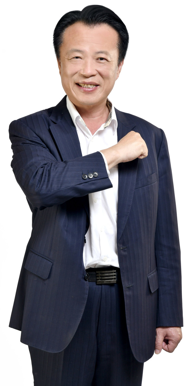  领航员：翁章梁（嘉义县长）嘉义县致力深耕艺术文化推广多年，而嘉义县表演艺术中心更是极为重要的基地，这里有各类型的展演活动，多元而丰富，还有驻馆团队展现艺术量，加上优美庭园景观为背景，让来看表演、参加活动的观眾，都能在优质、亲善的环境下，度过充满文化气息的悠閒时光。(图／嘉义县表演艺术中心)