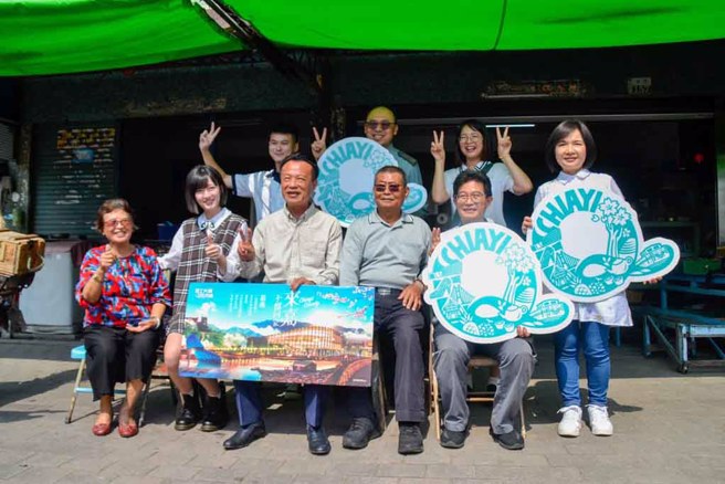 国片电影《你在我心上》大林万国戏院办感谢分享会后，嘉义县长翁章梁等人重回老柑仔店，重现电影场景。(图／嘉义县政府提供)