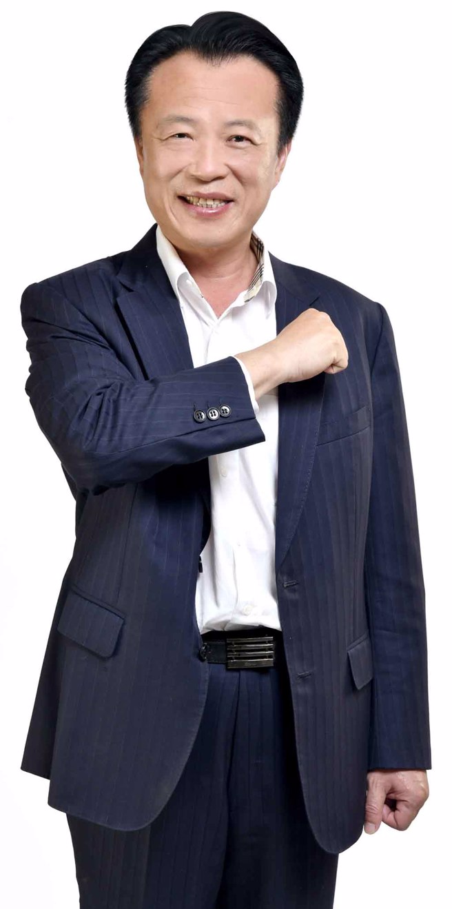 领航员：翁章梁（嘉义县县长）嘉义县得天独厚，不但拥有多样城市风貌，跨年代的场景也找得到，为吸引影视剧组来嘉拍摄，县府推出场景簿，也搭配影视补助、设置影视协拍窗口，提供影视剧组即时服务，县府要透过多元媒介、管道和行政效率，让各界看见嘉义、认识嘉义，更欢迎各大影视剧组，来嘉义找出「嘉义县场景簿」最佳场景完美合拍，透过影像镜头让大家看见嘉义的美好！(图／嘉义县政府提供)