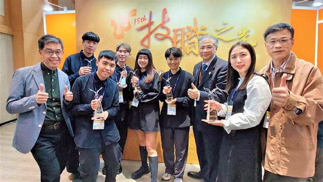 朝阳科大视觉传达设计系与航空机械系学子获颁技职之光，与校长郑道明（右3）于颁奖会场合影。（朝阳科大提供／张妍溱台中传真）