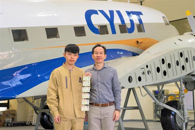 获颁技职之光证照达人的朝阳科大航空机械系学生杨尚勋（左），与系主任王玉城（右）合影。（朝阳科大提供／张妍溱台中传真）