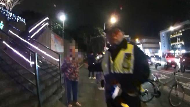 運動公園保全人員向警方說明婦人疑似迷途走失。(翻攝照片／林郁平台北傳真）