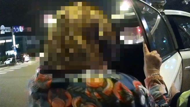 員警先將老婦帶回派出所休息。(翻攝照片／林郁平台北傳真）