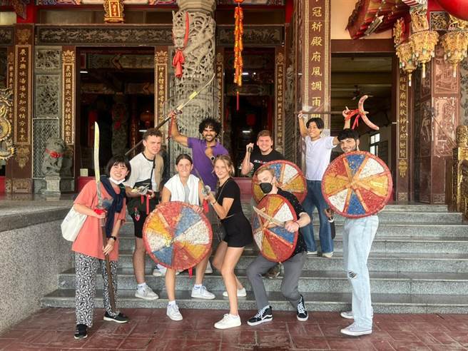 实践大学国际企业英语硕士学位学程外籍生前往高雄，透过移地教学，体验在地宗教文化。(实践大学提供／李侑珊台北传真)