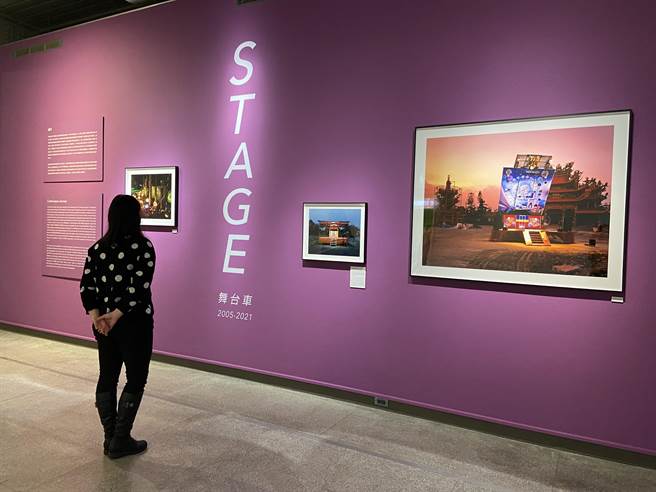 宜蘭縣政府文化局在2022年尾聲與攝影家沈昭良，首次攜手於羅東文化工場天空藝廊，舉辦台灣另類之光「續行—沈昭良攝影展」。（吳佩蓉攝）