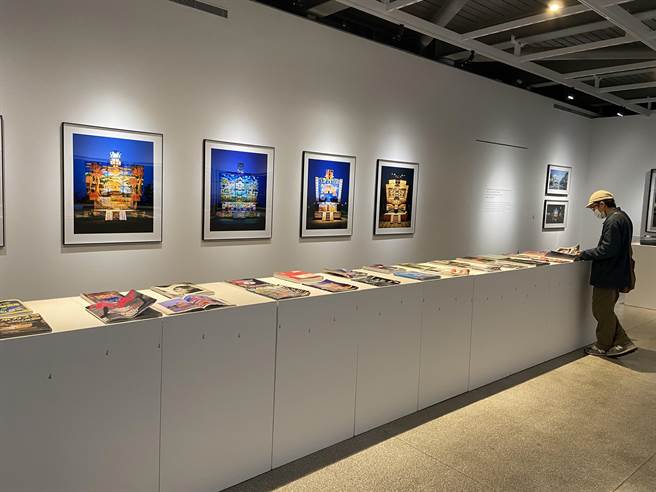 《STAGE》是攝影家沈昭良明顯轉變為新當代攝影的創作，為了呈現舞台車的絢麗色彩以及環境細節。（吳佩蓉攝）