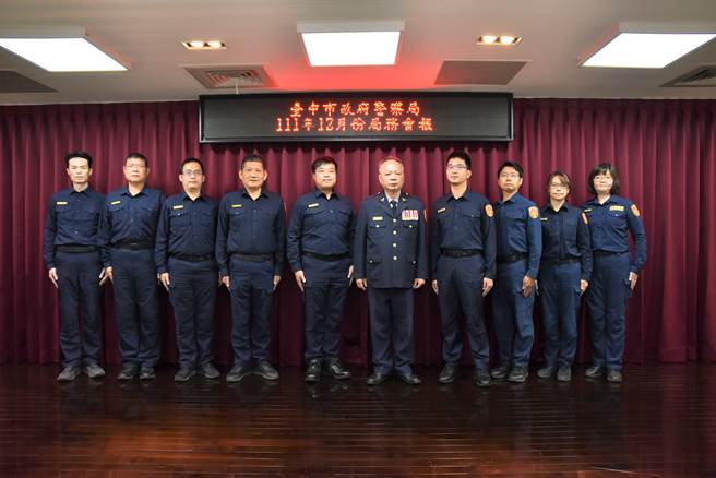 台中市政府警察局28日舉行局務會報會議，局長蔡蒼柏（右5）並為29名陞職人員授階。（台中市警察局提供／張妍溱台中傳真）