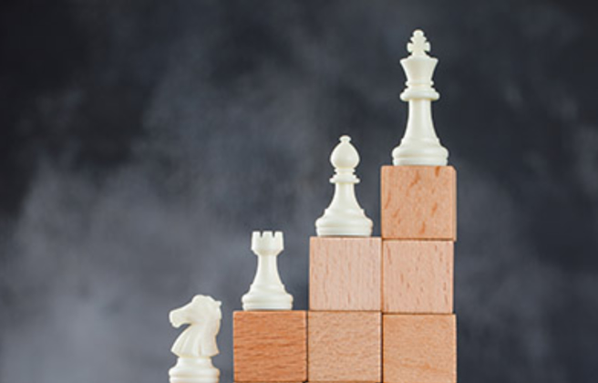 耶魯大學（Yale University）教授索南菲德（Jeffrey Sonnenfeld）和史蒂芬‧田（Steven Tian），在財星雜誌（Fortune）選出他們認為在二○二二年，表現前三名的ＣＥＯ，分別為:微軟（Microsoft）執行長納德拉（Satya Nadella）、ＩＢＭ執行長克里希納（Arvind Krishna）、花旗集團（Citi）執行長范潔恩（Jane Fraser）。（圖/ EMBA提供）