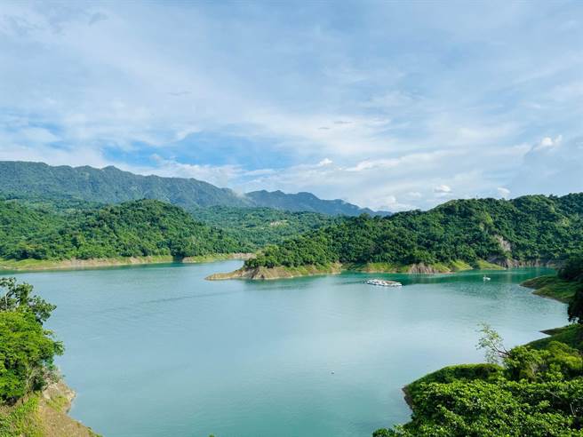 嘉义县政府今年在疫后推出「嘉义县团体旅游奖助作业及管理计画」，规画8大体验行程路线，最受游客欢迎的前3条路线分别为曾文水库游湖、东石观光渔筏和布袋海上巴士。（嘉义县政府提供∕吕妍庭嘉义传真）