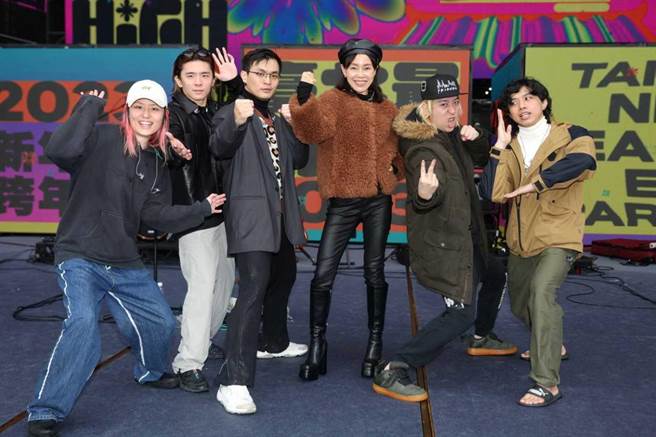 彭佳慧（左四）今天下午冒雨与乐团「美秀集团」婷文（左起）、锺锜、狗柏、修齐、冠佑为台北跨年演唱会彩排。（臺北市政府观传局提供）