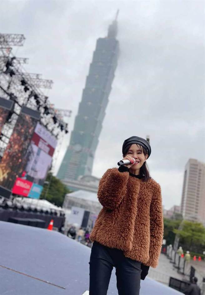金曲歌后彭佳慧今天下午冒雨为台北跨年演唱会彩排。（臺北市政府观传局提供）