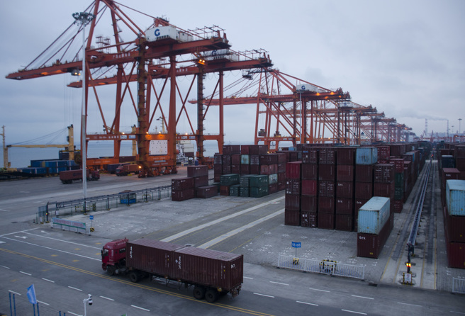 美國試圖說服其他國家減少對中國的依賴，但中國與亞洲鄰國的貿易聯繫卻日益加深。圖為努力成為中國與東盟貿易中心的廣西欽州港。（圖／中新社）