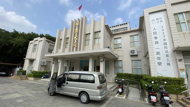 金门地方法院今进行金沙镇光前里长选举验票，採证结果其中1张选票有争议，经影印保存后，待合议庭另择期开庭。(于家麒摄)