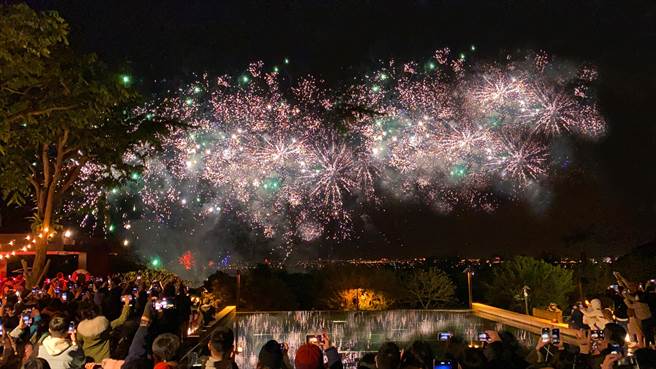 礁溪老爺酒店12月31日舉辦「粉紅泡泡池畔跨年晚會」，會施放長達180秒的絢爛煙火。(老爺酒店集團提供)