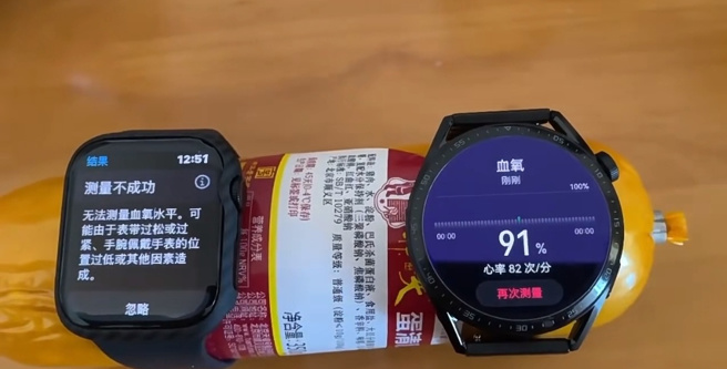 大陸網友發現右方的華為智慧手錶對於非生物竟然能測出心率、血氧，左方的蘋果智慧手錶則是顯示測量不成功。（翻攝自張大媽的保鑣微博）