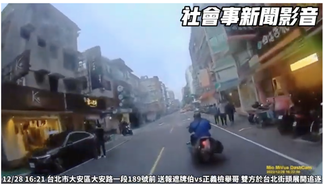 网传送报男遮蔽车牌不听劝 警接获检举下场惨了（撷取自影片）