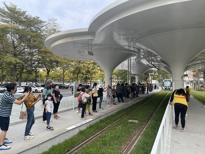 2022年10月高雄轻轨C21-C24通车，许多民眾前来搭乘体验「龙猫隧道」，还纷纷拿出手机抢拍列车与隧道合影、进站瞬间。(图／高雄市政府捷运工程局提供)

