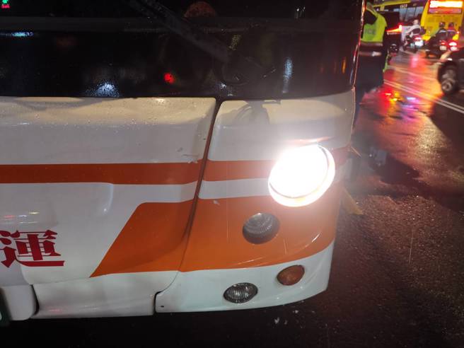 又见公车撞行人！北市信义区1男遭撞，无生命迹象送医。（翻摄照片）