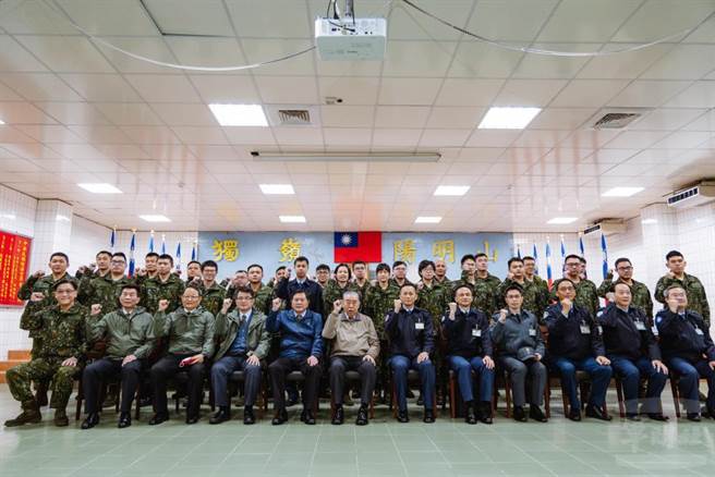 李栋梁慰问北部偏远山区部队送暖。（军友社提供）