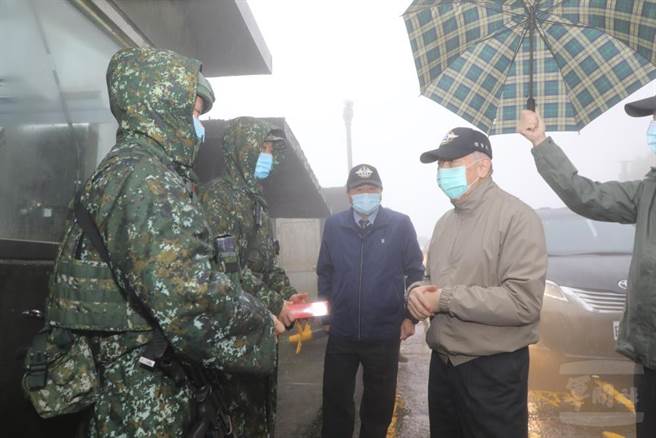 李栋梁慰问北部偏远山区部队驻军。（军友社提供）