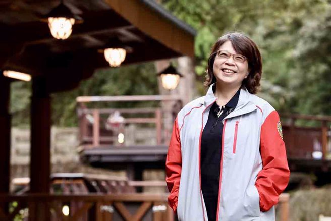  ▲領航員：黃妙修（阿里山林業鐵路及文化資產管理處處長）。馳名國際的阿里山小火車剛迎來通車110週年紀念，林務局阿里山林業鐵路及文化資產管理處（下稱林鐵及文資處）致力守成創新，以「動態保存」承載百年林業及鐵道文化，2019 年「阿里山林業暨鐵道」獲登錄為首處國家級重要文化景觀。2020年起以重建林鐵軟硬體為目標的「阿里山軸帶重塑行動」展開，串連阿里山及林業鐵道文化軸帶，再造不同於記憶的阿里山旅遊新體驗，以嶄新風貌迎接2023年底的全線通車。(圖／阿里山林業鐵路及文化資產管理處提供)

