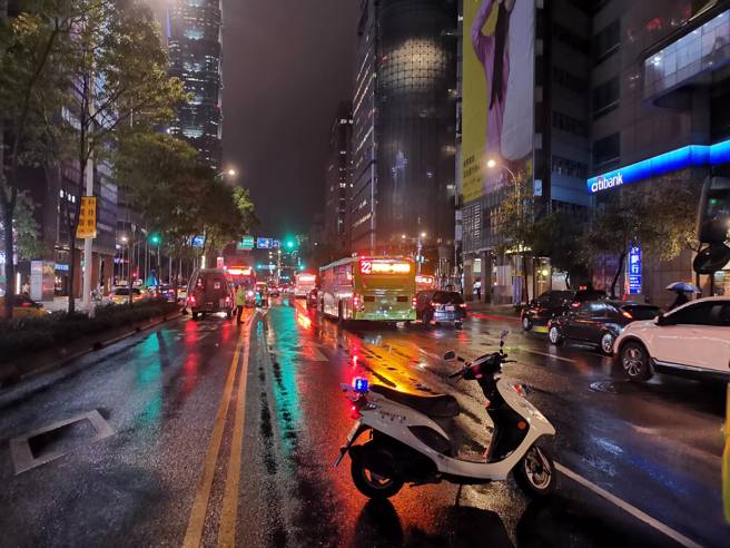 又见公车撞行人！北市信义区1男遭撞，无生命迹象送医。（翻摄照片）