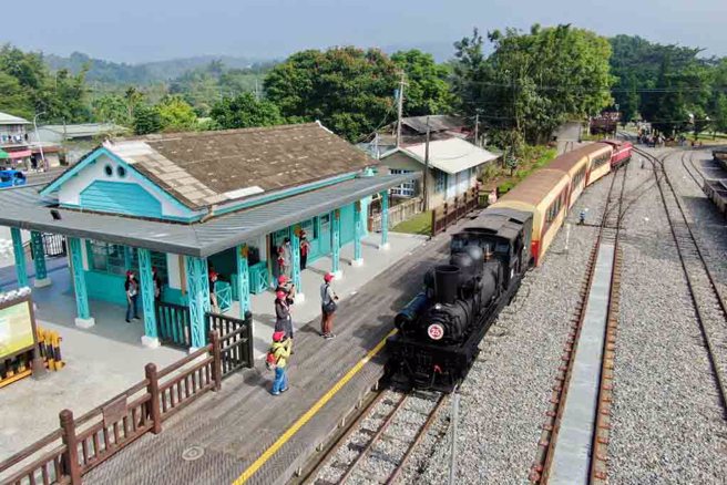 ▲25號蒸汽火車停靠於新修復的竹崎車站，空拍畫面具氛圍感。（吳明翰攝）
