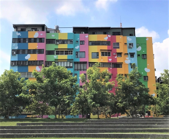 ▲市公所在圆林园南侧建筑物外墙，打造员林首座大型彩绘墙，採用简明的线条设计，搭配色调明亮的配色，展现出朝气与活力持续推升在地观光等级。
