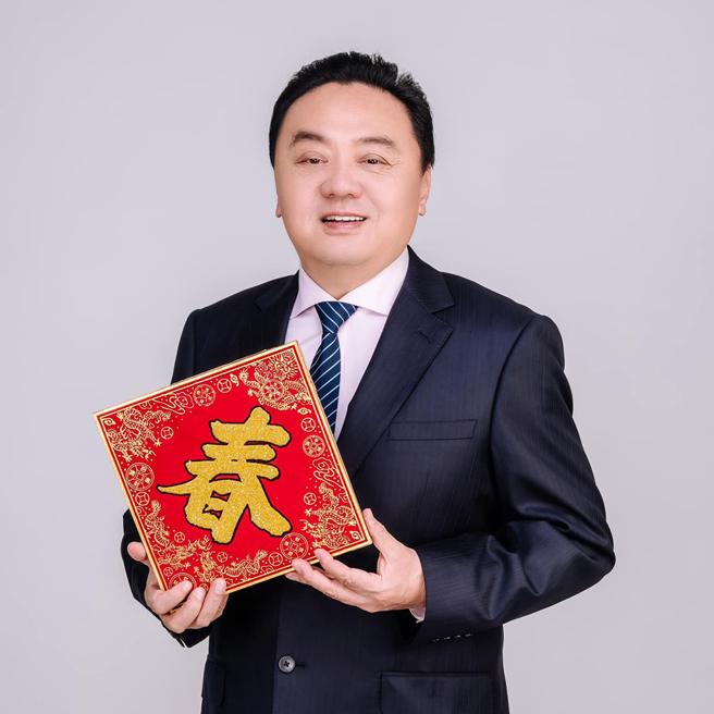  ▲领航员：游振雄（员林市长）。员林市公所团队在市长游振雄的带领下，逐步打造幸福、科技、智慧新城市，除陆续引进5G智慧LED路灯、智慧停车引导系统，未来将打造大型百货公司、无人巴士等，而幸褔的员林人还有员林人限定的「幸福卡」，持卡就能搭乘幸福巴士全市趴趴走，深度感受智慧与科技的新员林。

