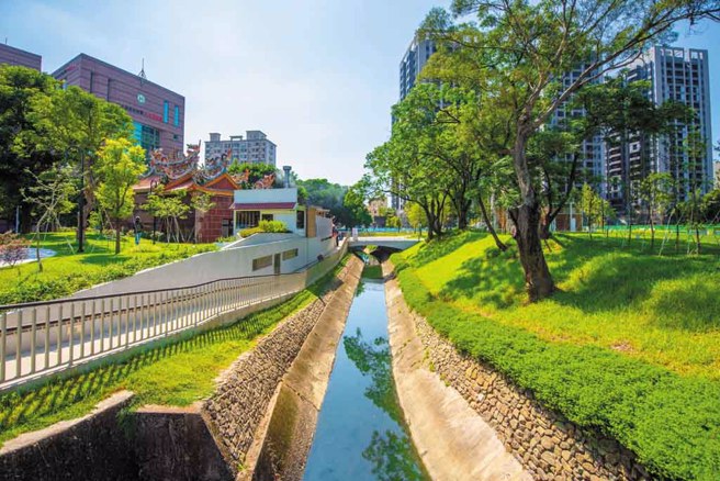 百年廟宇及傳統水圳融入永福羅漢松公園景觀。
（圖／桃園市政府新聞處）