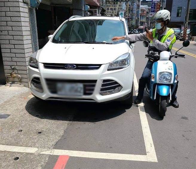 桃园市政府交通局公告，明年春节连假10天，全市路边停车、部分路外停车场不收费，但红、黄线不开放停车。（蔡依珍摄）