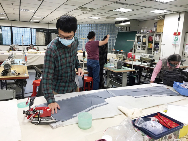 ▲「实用服装版型打版技法班」学员学习打版技巧。(图／高雄市府劳工局提供)
