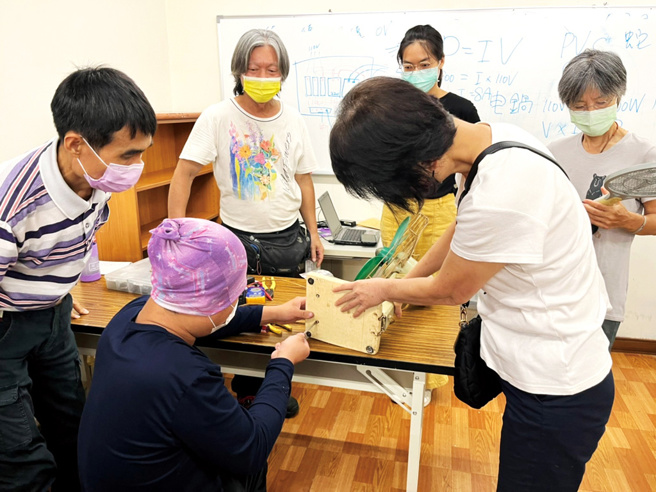 ▲「简易水电维修班」学员维修电风扇。(图／高雄市府劳工局提供)
