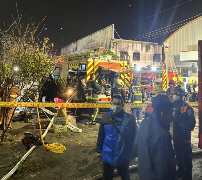 台中丰原工厂大火 4人无生命迹象 1人烧烫伤。（消防局提供）