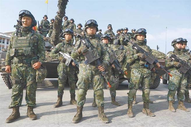 总统蔡英文27日宣布，自2024年1月1日起义务役延长为1年，影响2005年1月1日后出生的役男。（本报资料照）