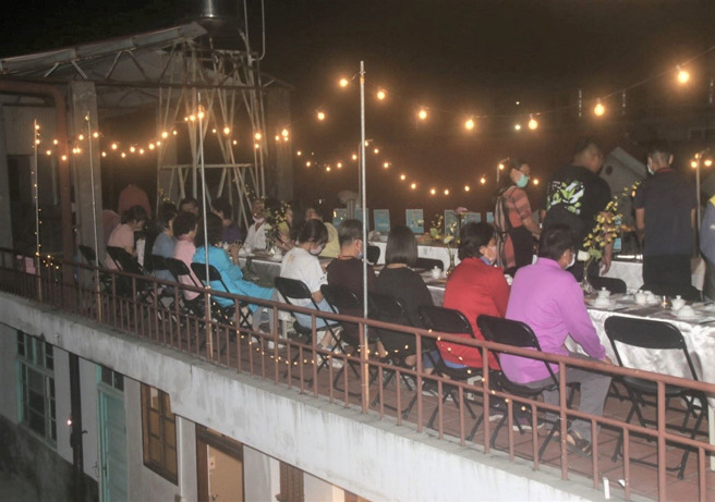 酒家晚宴让民眾体验在百年歷史建筑内享用六龟独特风味酒家菜，仿佛坐上时光机回到繁华光景，别具一番风味。(图／林雅惠)


