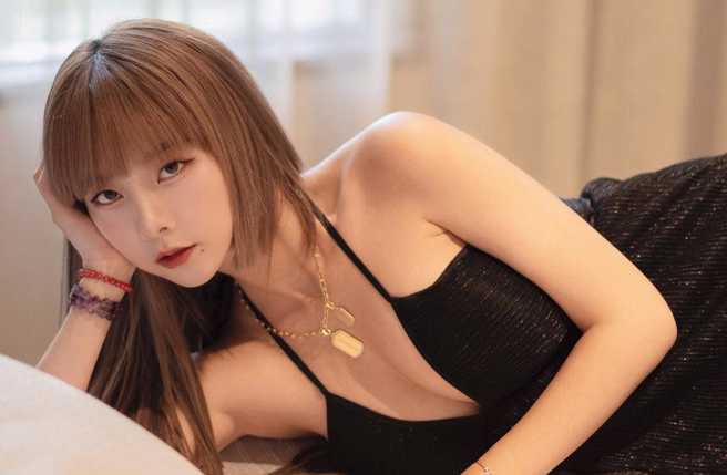 奎丁长相冷艳、身材性感。（图／Zamy 奎丁facebook）