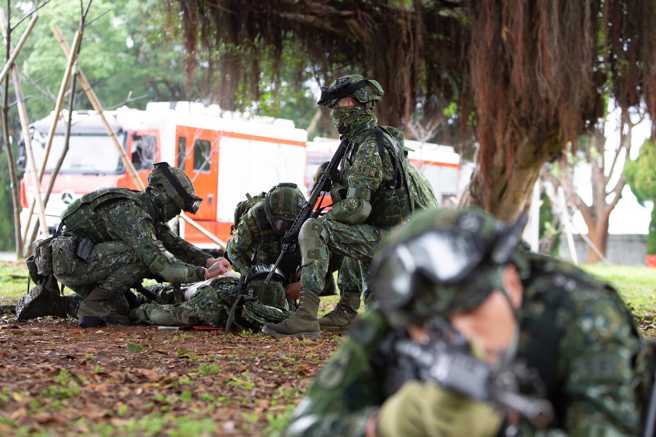 对于服4个月兵役的役男要不要补当兵到一年，国防部回应了。（图/取自国防部发言人脸书）