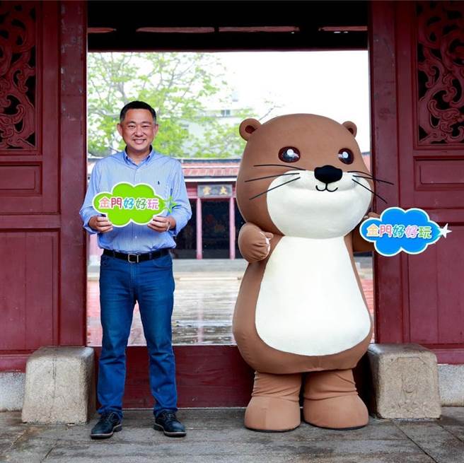 国民党九合一选举胜选，党务与智库人事也将因应各执政县市人事布局相应微调。而国民党智库国安组召集人林郁方也因个人生涯规画因素请辞，遗缺确定由甫在金门县长选举中惜败、连任失利的前县长杨镇浯接手，杨晚间也证实元旦上任。（截自杨镇浯脸书）