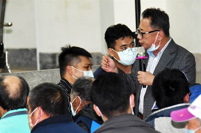 前立委赖坤成炮轰中央释迦政策执行不当。（庄哲权摄）