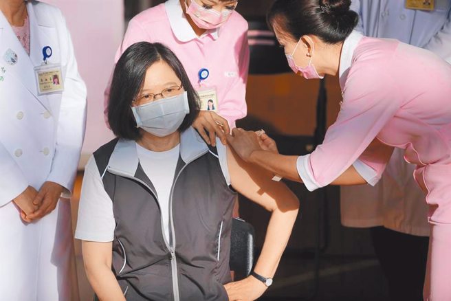 总统蔡英文(左)所接种的高端，如今被查内线交易。（图／本报系资料照）