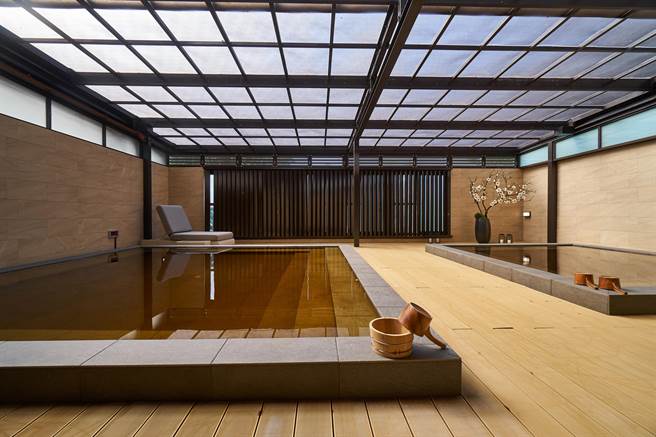 「蕴泉庄」标榜设置私人专属淡水独一无二的黄金琥珀温泉，泉质色泽呈现黄金琥珀色，富含矿物质。(蕴泉庄提供)